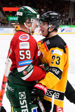 Ordväxling mellan Frölundas Simon Hjalmarsson och Luleås