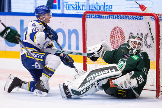 Leksands Martin Karlsson framför Färjestads målvakt