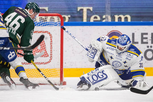 Leksands målvakt Axel Brage räddar chans från