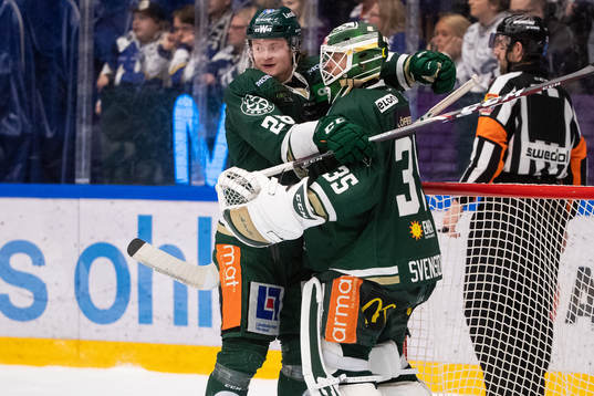 Färjestads Daniel Kyrk och målvakt Markus Svensson jublar