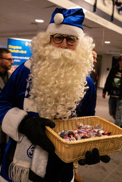 Tomten besöker Tegera Arena innan ishockeymatchen i SHL