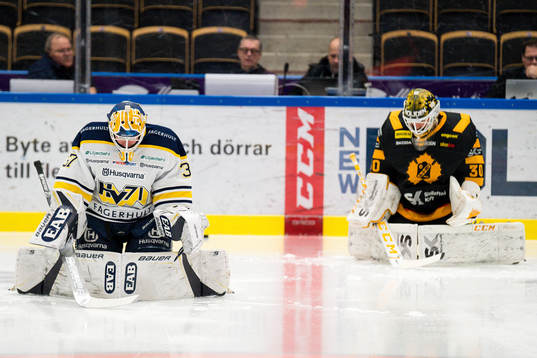 Skellefteås målvakt Gustaf Lindvall  och Hv71s målvakt