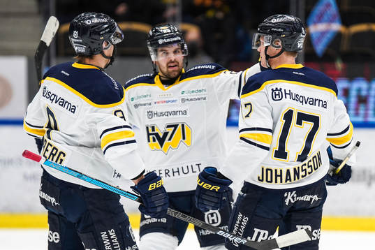 s Nils Andersson, Emil Johansson och Axel Holmström jublar