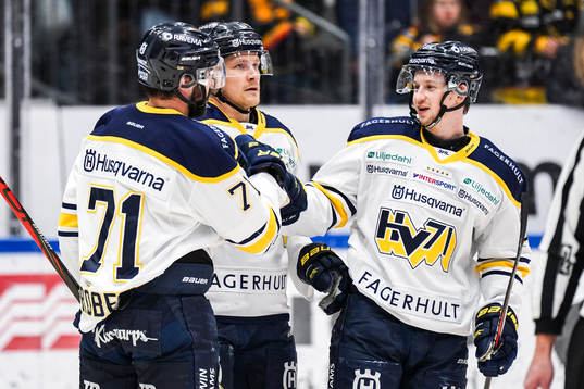 s Linus Fröberg, Simon Önerud och Juuso Ikonen jublar