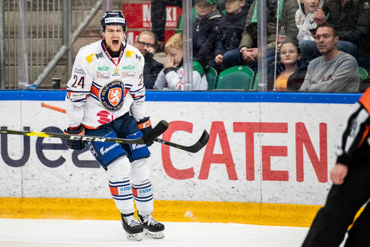 Växjös Brendan Shinnimin jublar