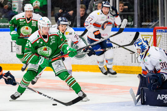 Rögles Kevin Wennström oroar vid Växjös målvakt Viktor