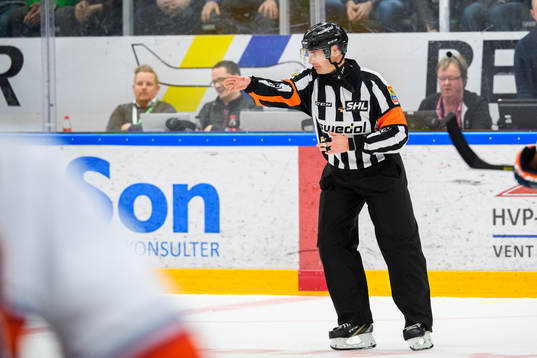 Domare Mikael Andersson godkänner Växjös 1-1 mål