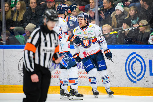 Växjös Brendan Shinnimin jublar mot Tim Erixon