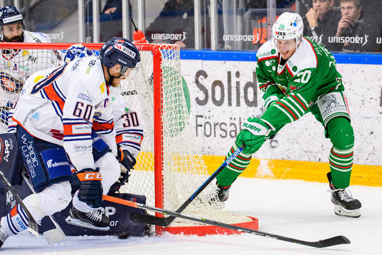 Rögles Hampus Gustafsson oroar mot Växjös målvakt