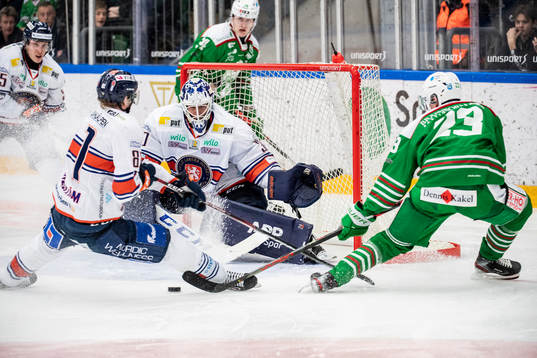 Växjös Fredrik Karlström och målvakt Viktor Fasth mot