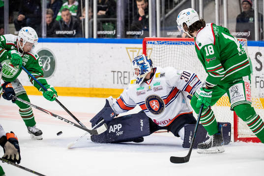 Växjös målvakt Viktor Fasth räddar ett skott