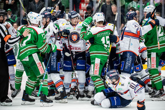 Rögles och Växjös spelare i slagsmål