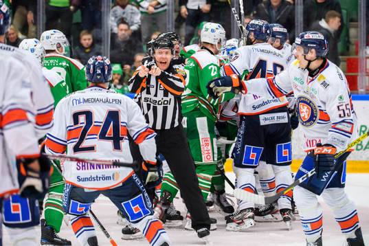 Stort bråk på slutsignal domare Mikael Holm motar bort