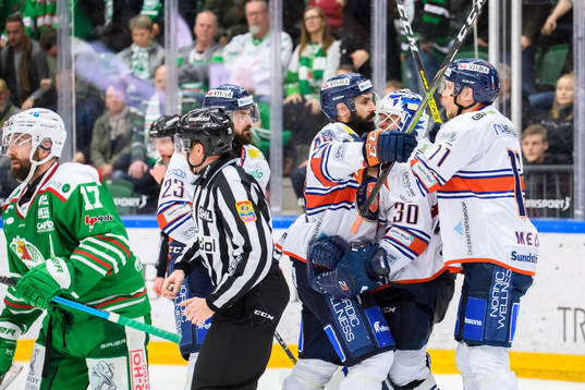 Växjös Daniel Rahimi jublar med målvakt Viktor Fasth och