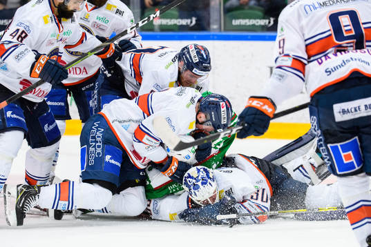 Rögles Leon Bristedt i bråk med Växjös målvakt Viktor