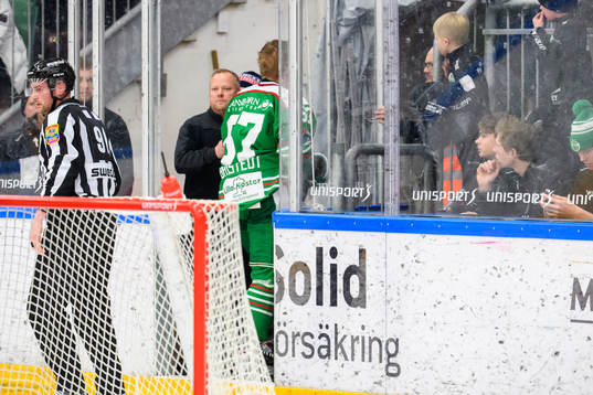 Rögles Leon Bristedt lämnar isen