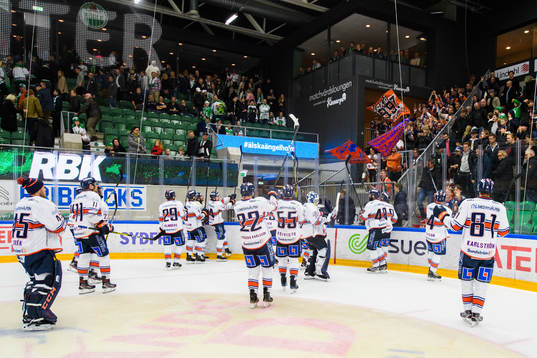Växjös spelare jublar mot sina supportrar