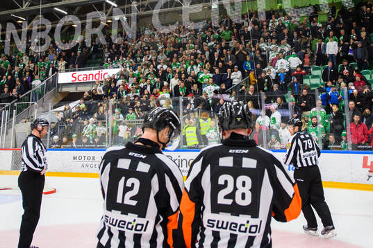 Rögles supportrar buar mot domarna