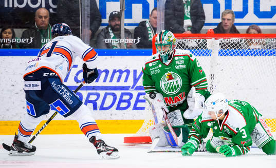 Växjös Ludvig Nilsson skjuter mot Rögles målvakt Roman