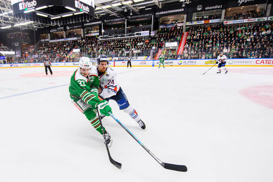 Växjös Brendan Shinnimin tacklar Rögles Niklas Hansson