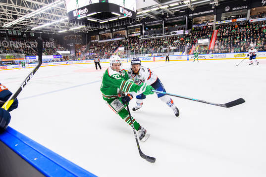 Växjös Brendan Shinnimin tacklar Rögles Niklas Hansson