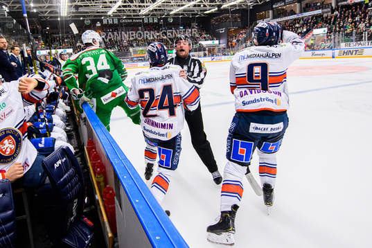 Växjös Brendan Shinnimin tacklar Rögles Adam Edström