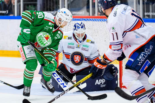 Rögles Ted Brithén oroar mot Växjös målvakt Viktor