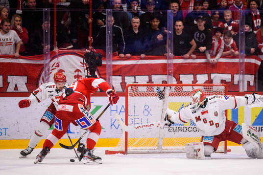Timrås Morten Madsen med en målchans mot Modos målvakt