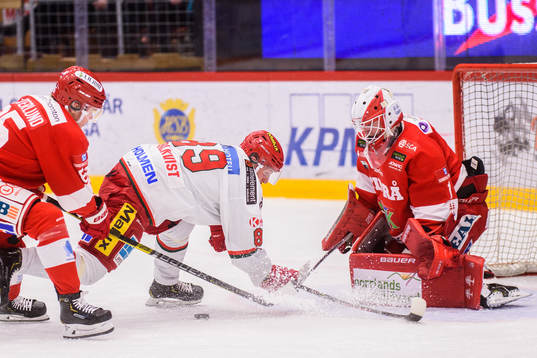 Modos Patrik Karlkvist fälls av Timrås Filip Westerlund