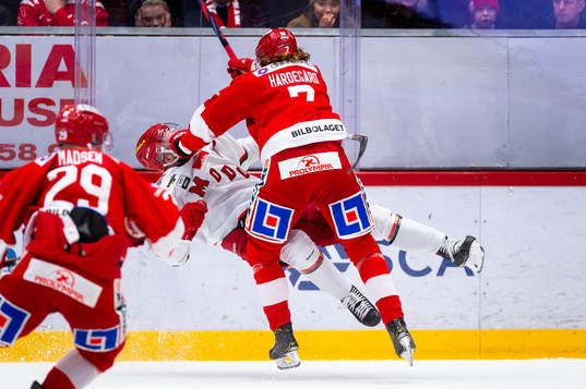 Timrås Marcus Hardegård tacklas Modospelare