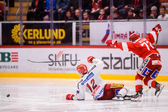 Modos Fredrik Olofsson fälls av Timrås Sebastian Ohlsson