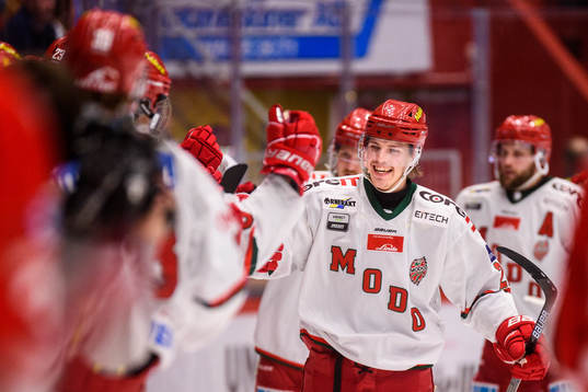 Modos Jonathan Johansson jublar