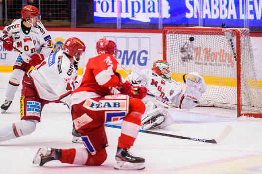 Timrås Albin Lundin gör 1-2 bakom Modos målvakt Linus