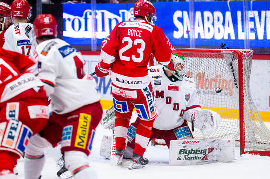 Timrås Filip Lander gör 2-2 bakom Modos målvakt Linus
