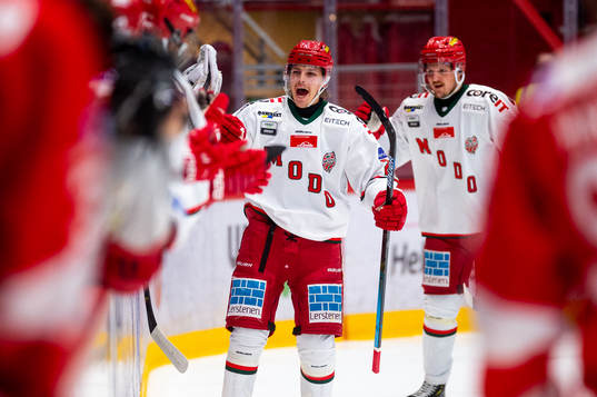 Modos Jonathan Johansson jublar