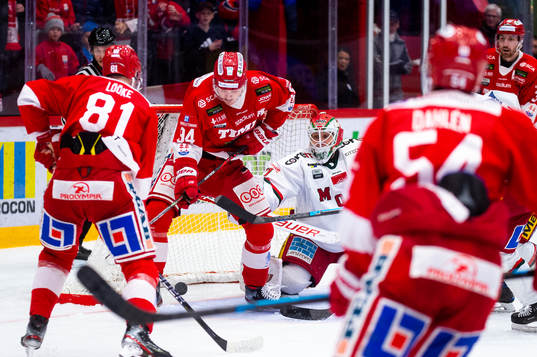 Timrås Sebastian Hartmann framför Modos målvakt Linus
