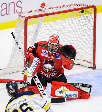 s Anthony Camara skjuter mot Malmö Redhawks målvakt Oscar
