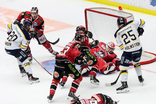 Malmö Redhawks målvakt Oscar Alsenfelt med en räddning