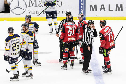 Spelare i samtal med domarna