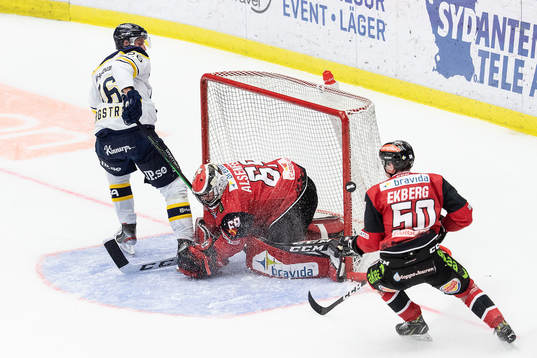 s Alexander Bergström oroar framför Malmö Redhawks