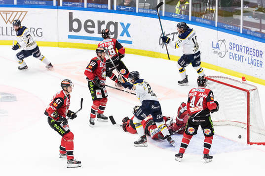 s Linus Fröberg gör ett mål som döms bort
