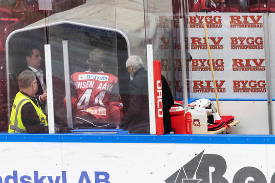 Malmö Redhawks Jesper Jensen Aabo lämnar isen skadad