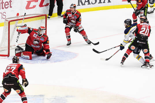 Malmö Redhawks målvakt Oscar Alsenfelt räddar skott