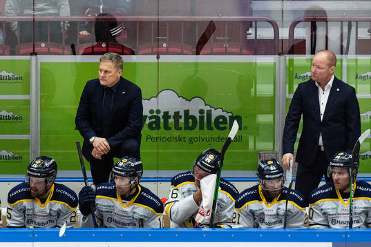 s tränare Stephan Lundh med spelare deppar