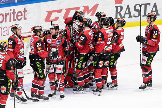 Malmö Redhawks spelare jublar med målvakt Oscar Alsenfelt
