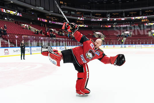 Malmö Redhawks målvakt Oscar Alsenfelt jublar