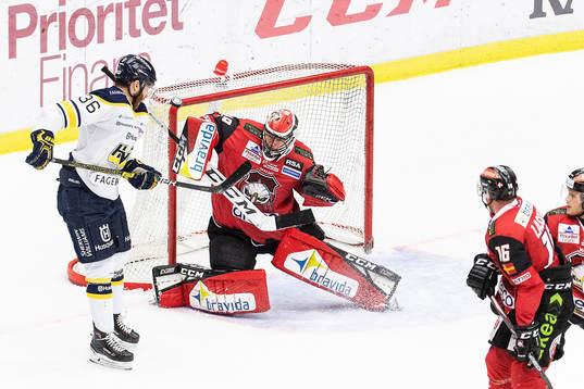 Malmö Redhawks målvakt Oscar Alsenfelt med en räddning
