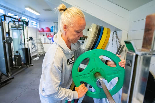 Caroline Seger tränar i gymmet