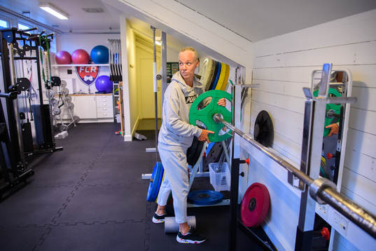Caroline Seger tränar i gymmet