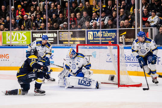 s Linus Fröberg mot Leksands målvakt Janne Juvonen